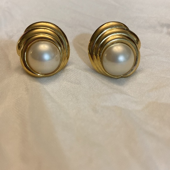 Vintage Trifari Gold Tone Faux Pearl Clip on. Earrings - Picture 1 of 6